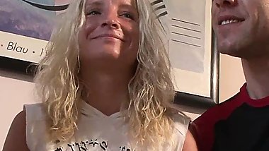 Threesome sex to satisfy the desires of the wife at Simone's house where the blonde gives advice to the couple