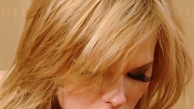 Ehemann erwischt junge blonde Big Tit Frau, die einen Cumshot bekommt!