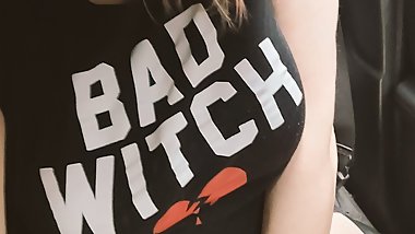 Pawg in car plays with herself under her shorts