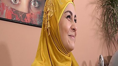 Horny friends want threesome with babe in hijab